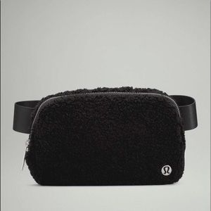 Lululemon everywhere belt bag - black Sherpa